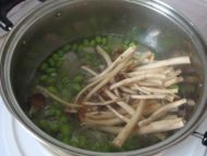 海鲜玉米青豆汤的做法步骤_3